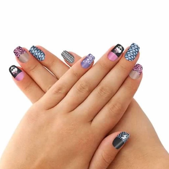 Monster High 12Pcs Freaky Fab Nail Skins Brand New Ages 6+ - Picture 2 of 4